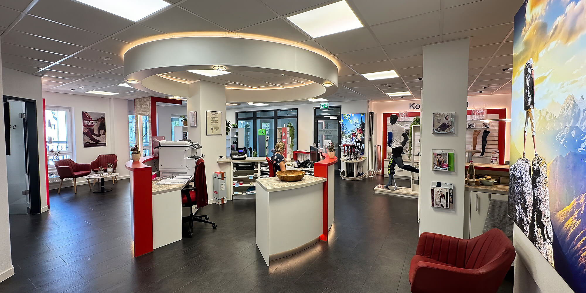 Großzügiger Innenraum eines Sanitätshauses mit Empfang, Bandagenbereich und Präsentationsflächen